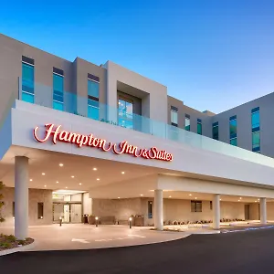 מלון Hampton & Convention Center